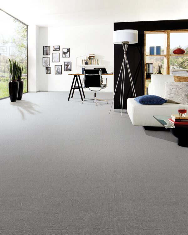 Grijze vloer van zacht tapijt gecombineerd met moderne meubels industrieel_Interfloor