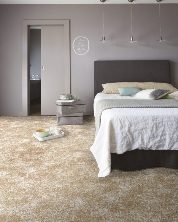 Knusse slaapkamer met tapijt van Interfloor in lichte kleuren.