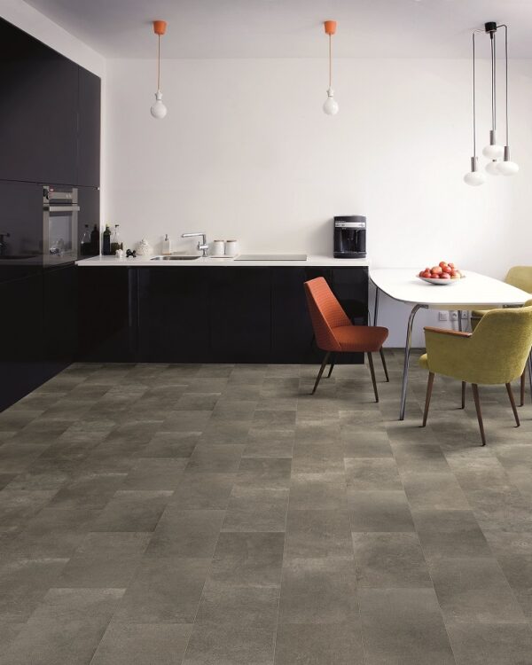 Moderne keuken met steenlook tegelvloer vinyl en een zwarte hoogglans keuken.