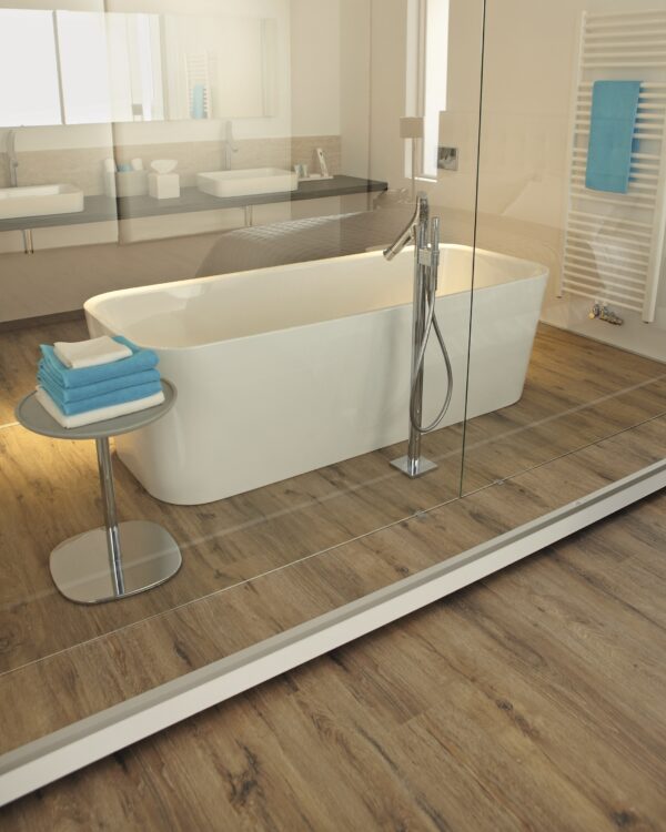 Waterbestendige houtlook laminaatvloer in badkamer met witte wastafels