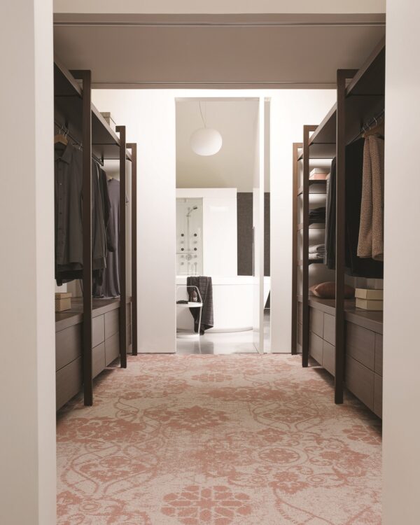 Kamer met inloopkast en stijlvol, superzacht tapijt in rustige kleuren
