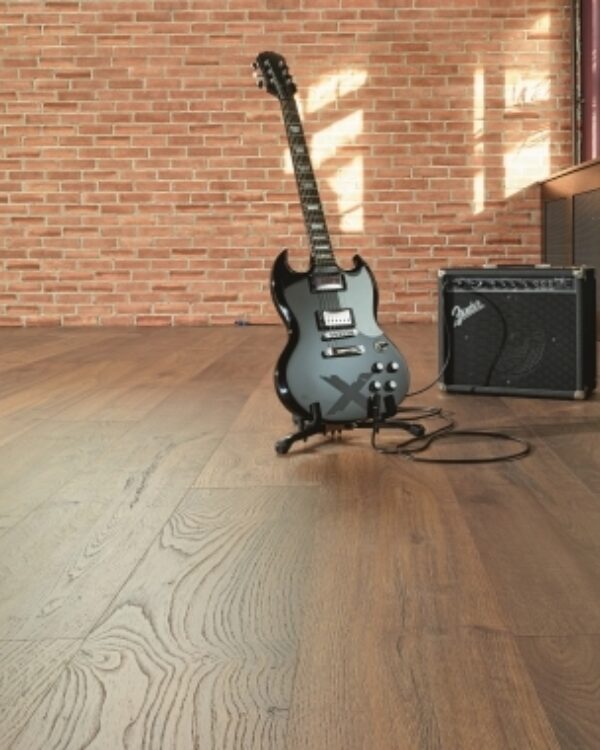 Detail donker houten laminaatvloer met houtnerf en voelbare structuur in de planken.