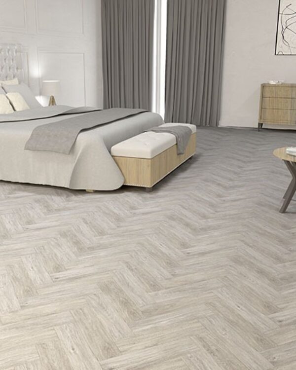 Slaapkamer met lichtgrijze visgraat laminaat vloer, tweepersoonsbed en verduisterende gordijnen.