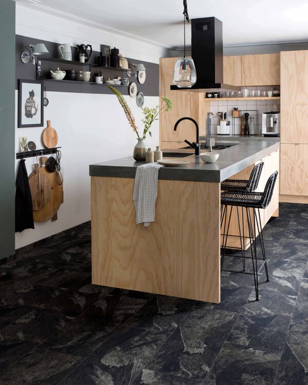 Keuken met pvc vloer tegels in steenlook landelijk stoer