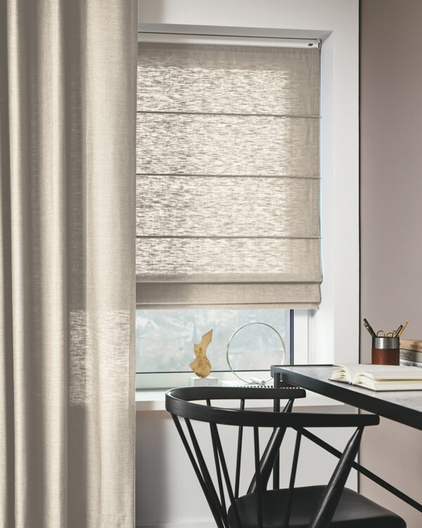 Vouwgordijn Luxaflex beige werkkamer