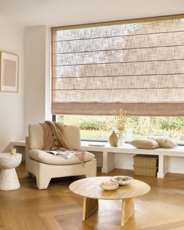 Vouwgordijn Luxaflex beige woonkamer