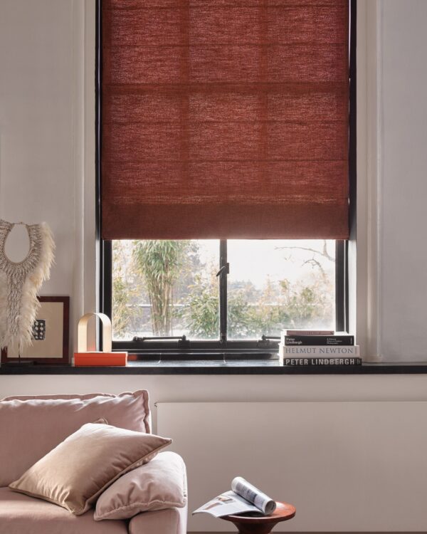 Rode vouwgordijnen - Bohemian woonstijl bij Thuisin