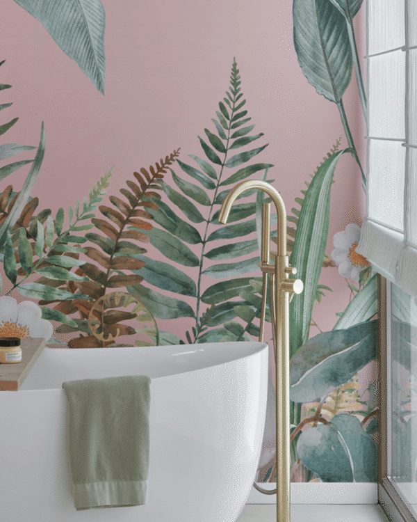 Jungle behang op de muur en aqua blauwe vouwgordijnen in de badkamer
