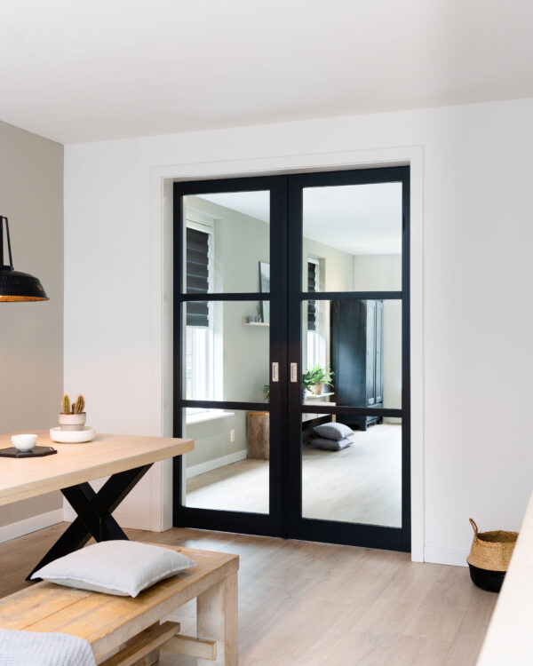 Dubbele zwarte stalen deur in de keuken