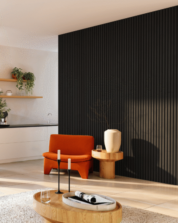 Moderne woonkamer met zwart paneel voor betere akoestiek, houten meubelen en zacht vloerkleed.