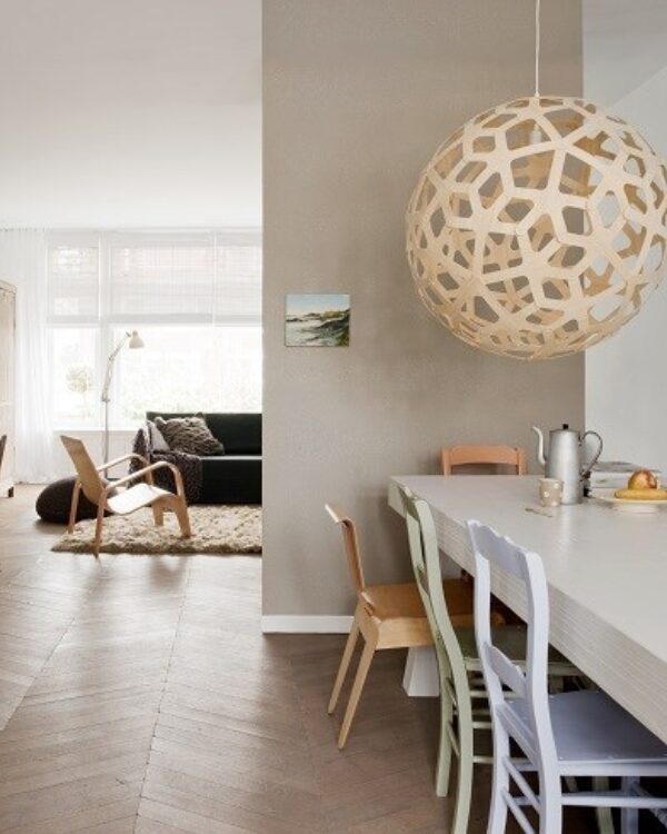 Woonkamer met visgraat vloer, zithoek en extra speelhoek voor de kinderen en muurverf in aardetinten