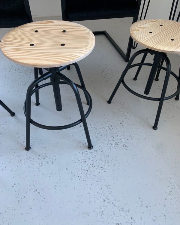 Detail lichtgrijze betonlook vloer in industrieel interieur.