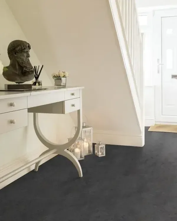 Close-up van Marmoleum Fresco Lava, donkergrijze vloer met warme bruine marmering