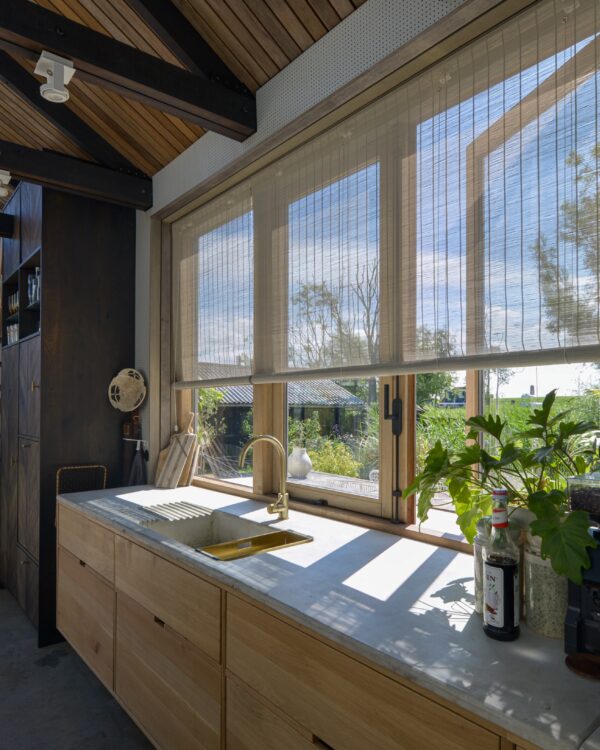 Wit geweven hout rolgordijn in de keuken