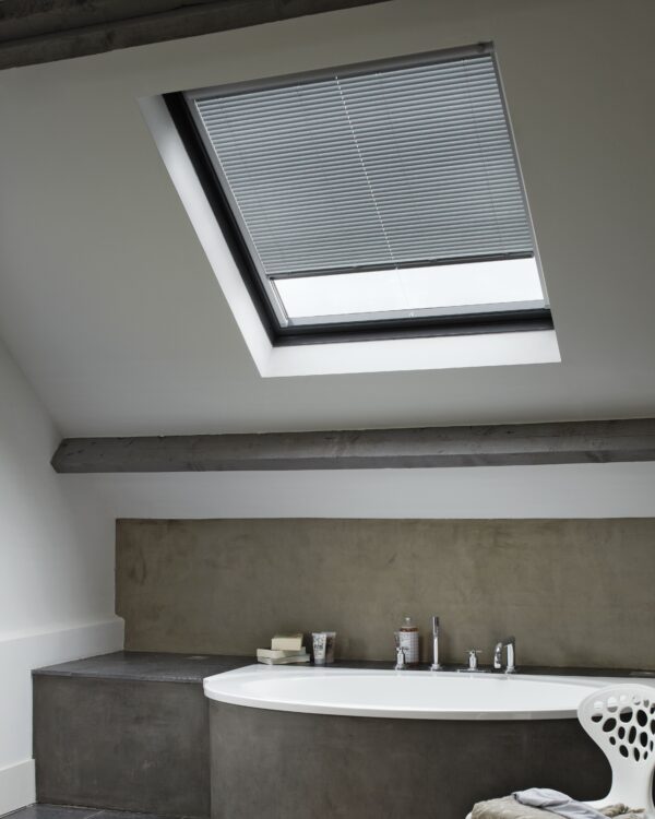 Badkamer met grijs aluminium jaloezie in dakraam