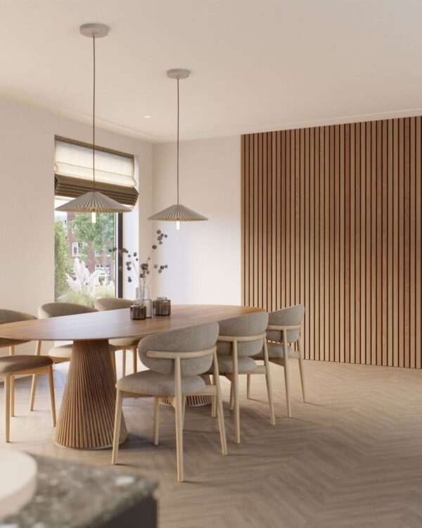 Eetkamer met lange tafel en stoelen in Scandinavische stijl, vouwgordijnen voor de ramen en houten wandpanelen op een muur als eyecatcher.