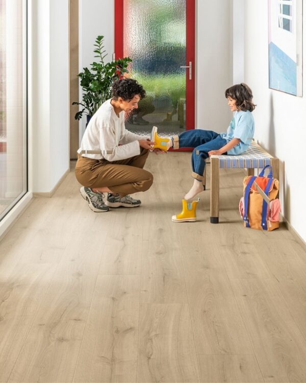 hal met laminaatvloer in de warme houttint desert oak light natural