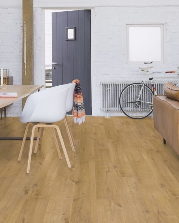 Woonkamer in rustieke stijl met leren bank en thuiswerkplek, laminaat vloer soft oak natural