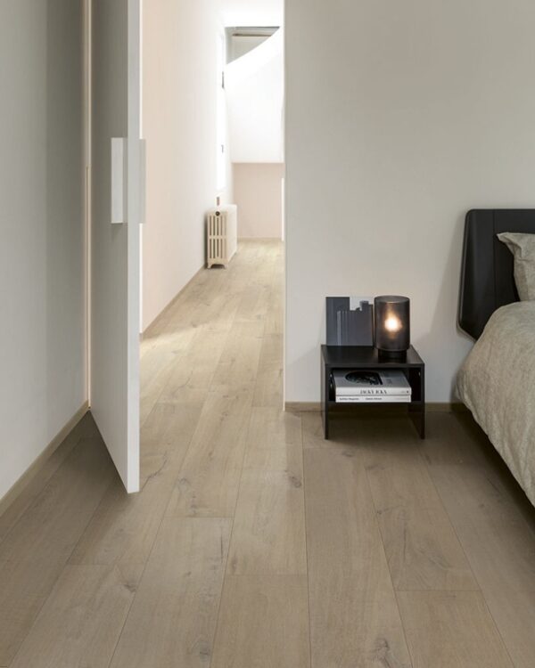 Slaapkamer in natuurlijke stijl met laminaatvloer in de houttint soft oak medium
