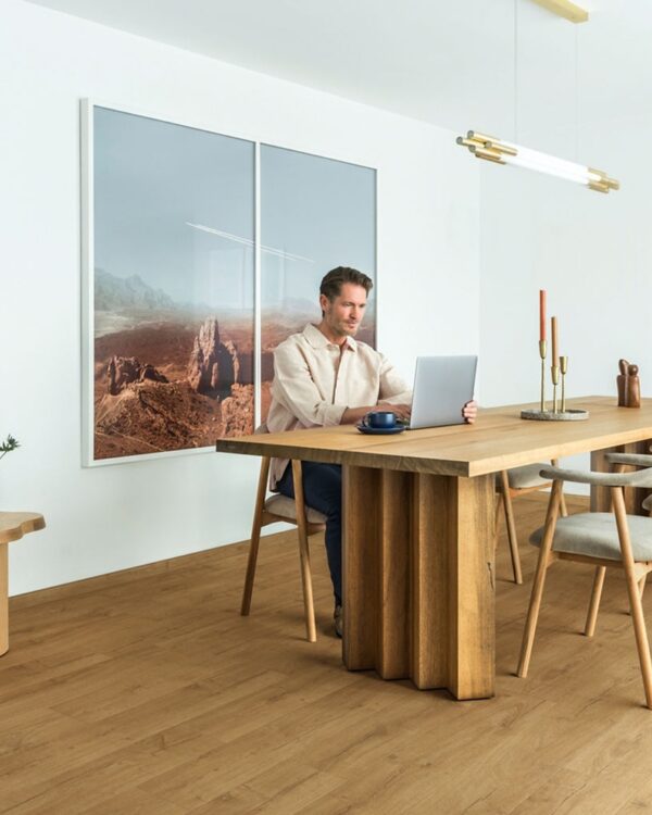 Woonkamer met modern interieur, 6persoons houten tafel en houten laminaat vloer klassieke naturelle eik