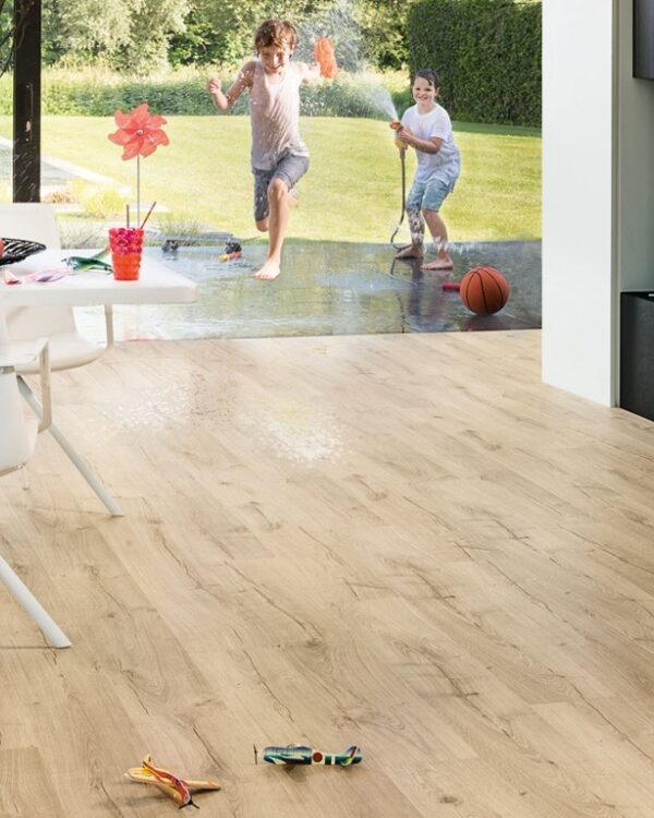 woonkamer met schuifpui en laminaatvloer in beige eik
