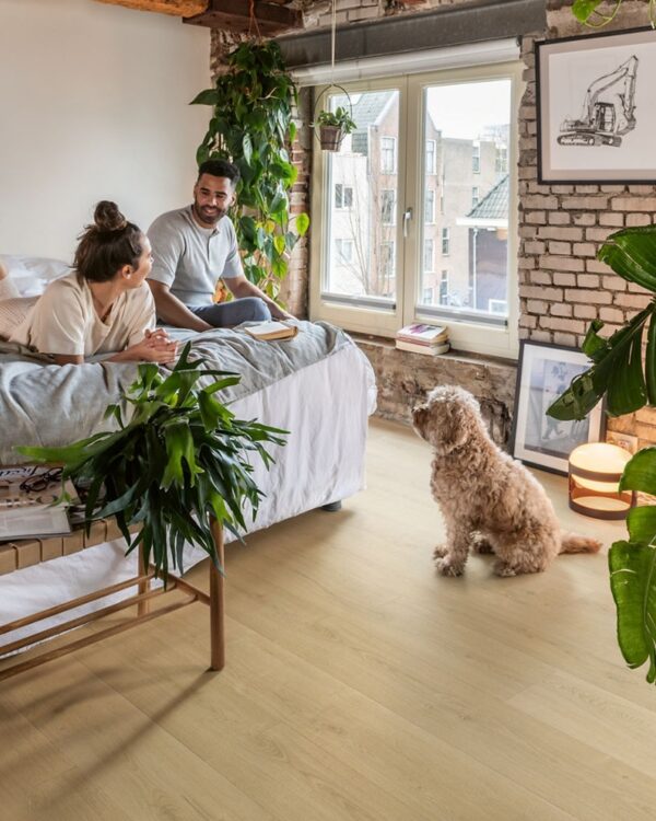 Slaapkamer met tweepersoonsbed, industriele stijl en naturelle eik laminaatvloer