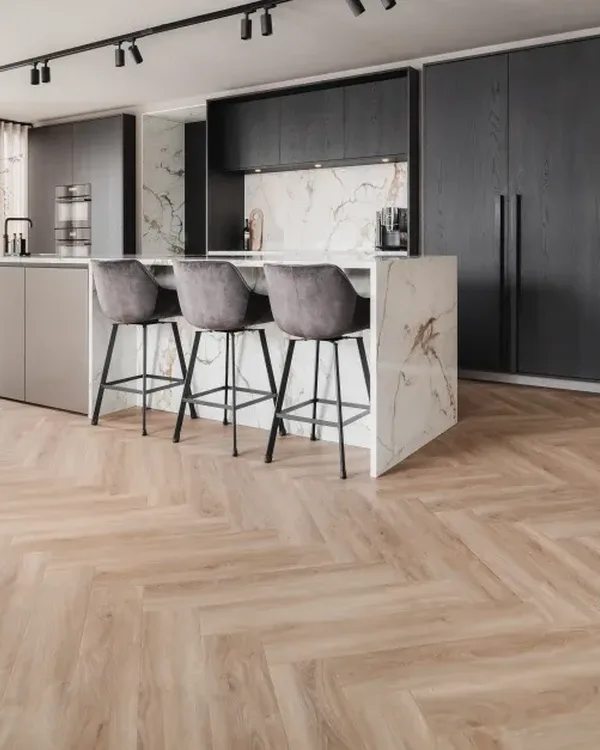 PVC-visgraatvloer Moezel2 in de kleur TI-44573 uit onze eigen Thuisin-collectie