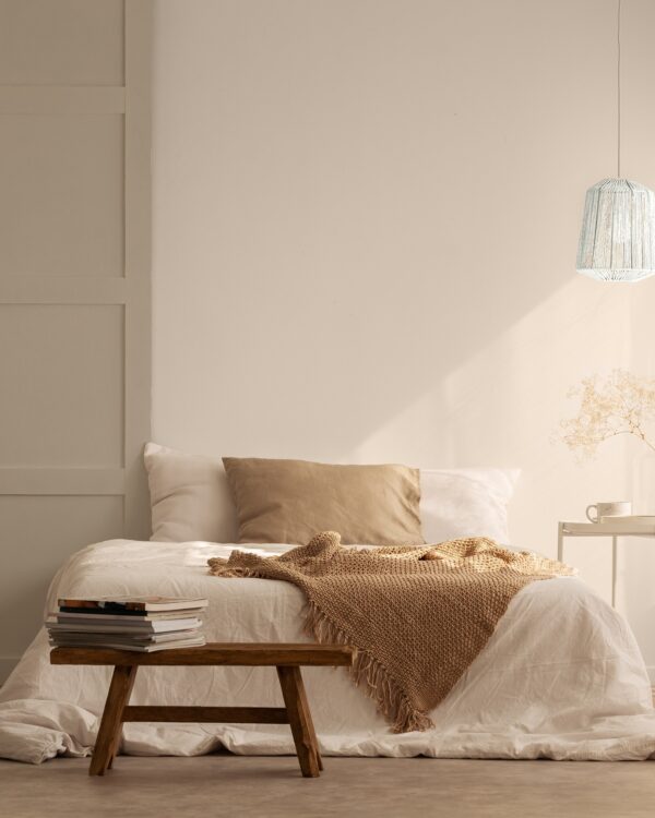 Slaapkamer in natuurlijke kleuren met muurverf in romig offwhite voor een warme sfeer.