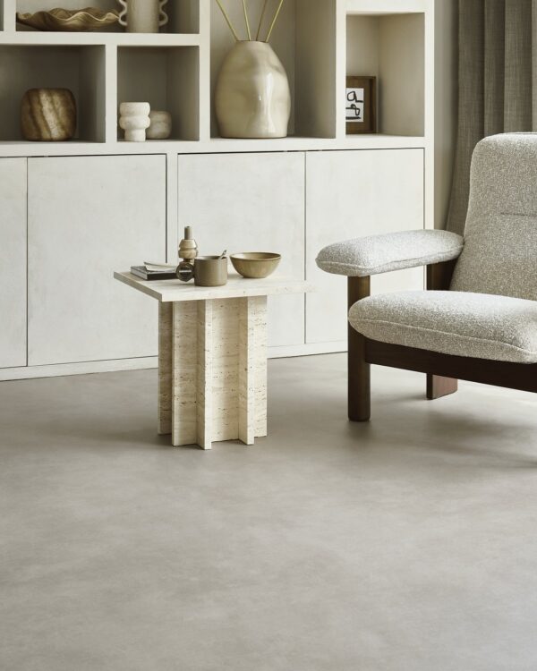 Lichte vinyl vloer met betonlook in stijlvolle woonkamer.