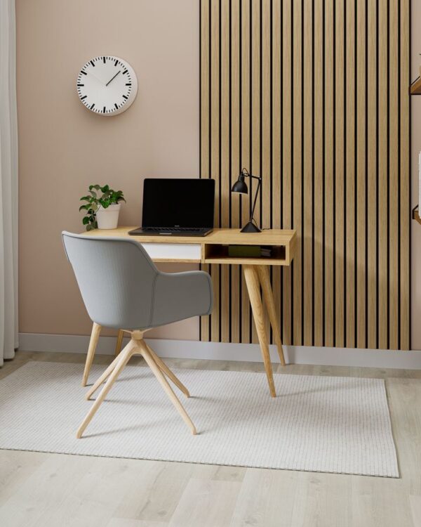 Studeerkamer met ruimtebesparend bureau en houten wandpanelen voor een inspirerende sfeer.