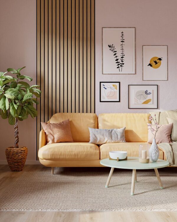 Woonkamer met gele bank, wit bijzetettafeltje, planten en houten wandpanelen als eyecatcher.