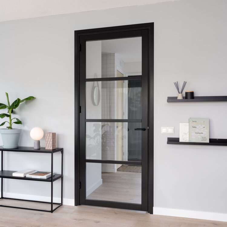 Industriële zwarte deur in de woonkamer met Scandinavische woonstijl