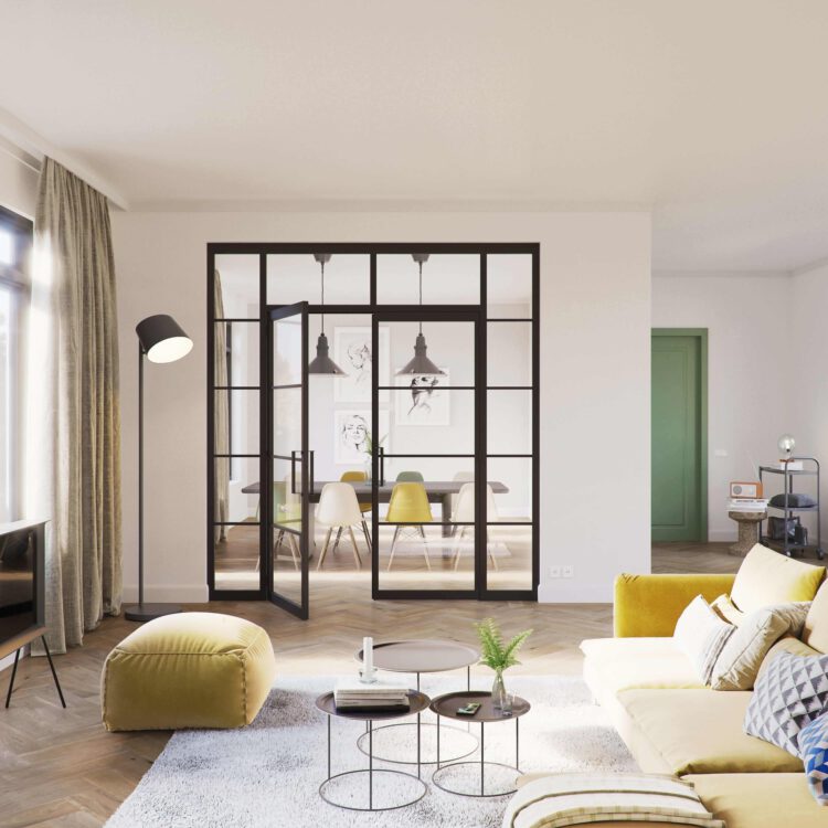 Woonkamer met houten vloer, oker kleurige bankt en stalen pui met zwart frame