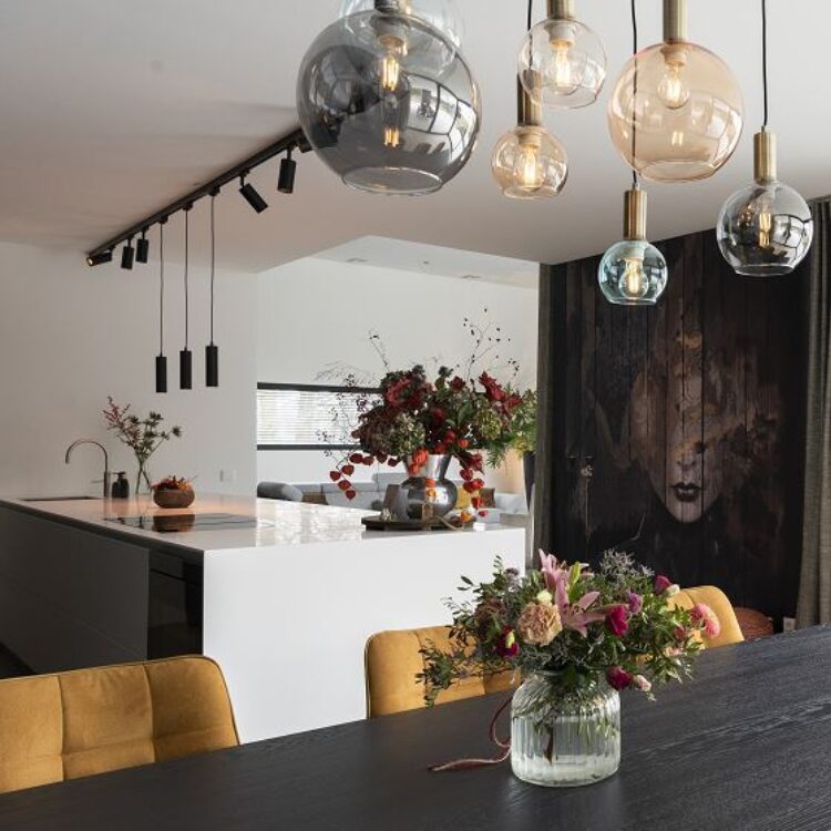 Woonkeuken in hotel chique stijl met interieuradvies van Thuisin