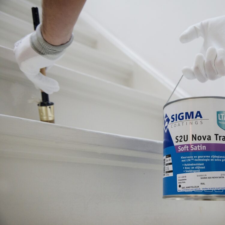 Detail houten trap opknappen met witte traplak voor een stralend en duurzaam resultaat. Met de schilderservice van Thuisin