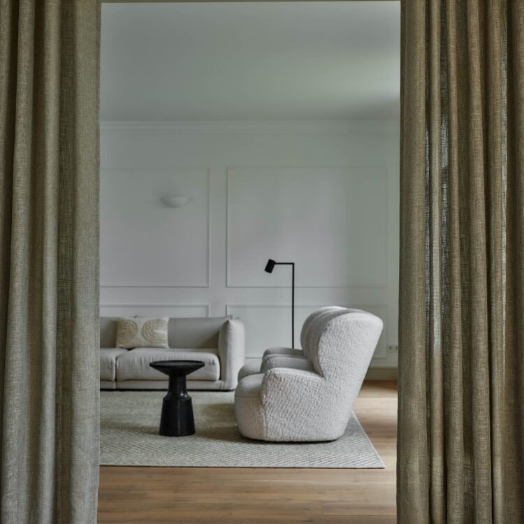 Overgordijnen van Artelux in de woonkamer