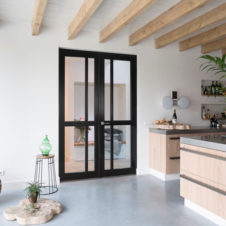 Weekamp houten binnendeuren voor het afscheiden van de keuken en de woonkamer