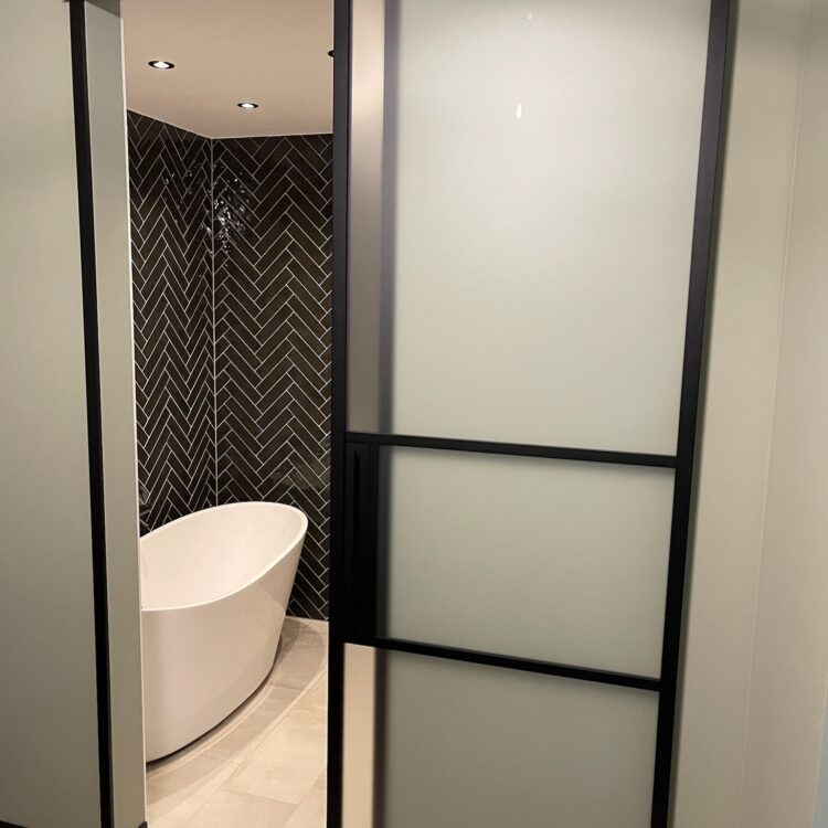 SolidDoor zwart mat glas badkamer