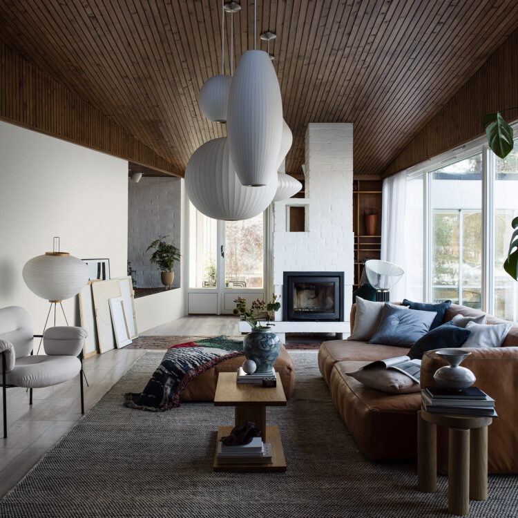 Woonkamer Skandinavische woonstijl met vloerkleed, bankstel en behang met subtiele print voor een verfijnde look.