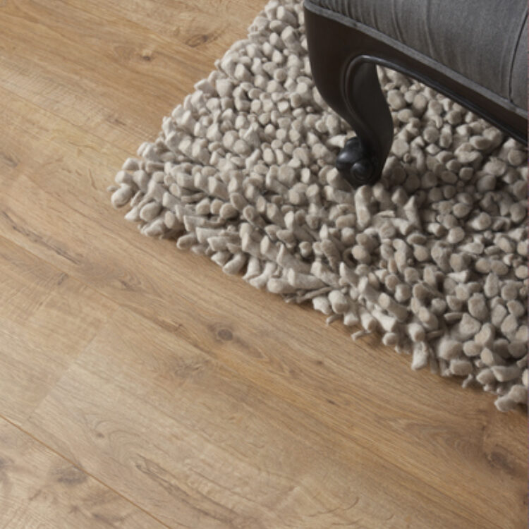 Detail vloerpatroon van houtlook laminaatvloer met hoesten