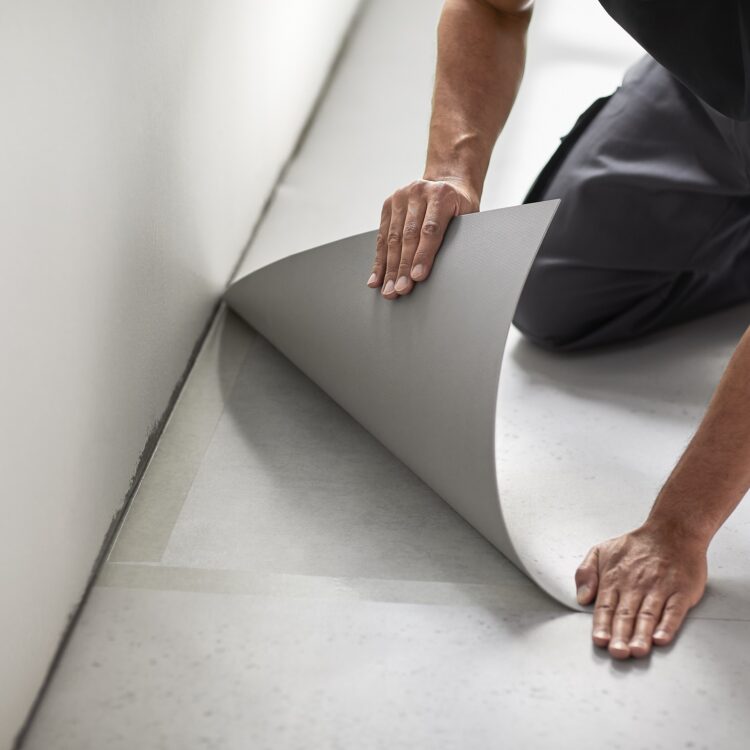 Leggen van een vinylvloer detail van stukje vinyl en stoffeerder.