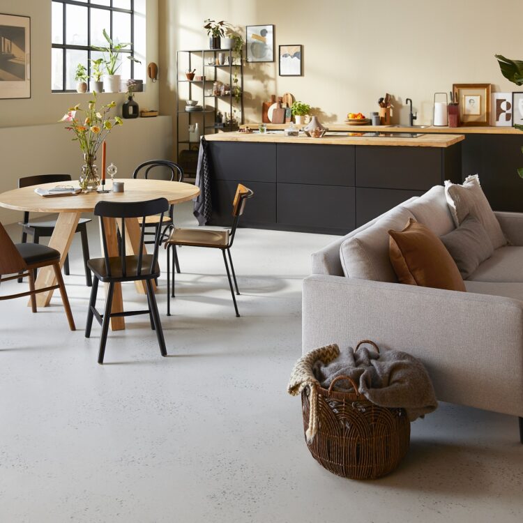 Sfeervol appartement met naadloze betonlook marmoleum vloer