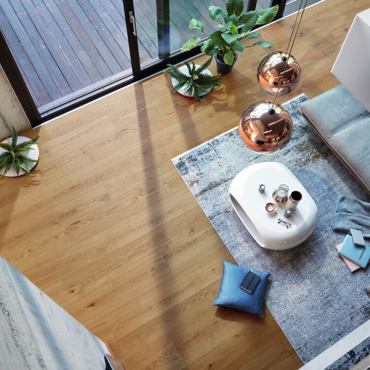 Ruime woonkamer moderne stijl met grijze loungebank, koperen lampen en laminaat in een warme bruintint.