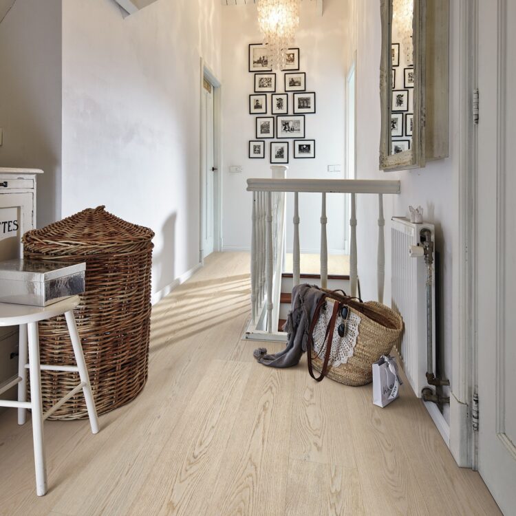 Lichte Lindura vloer in een rechte plank voor op de overloop