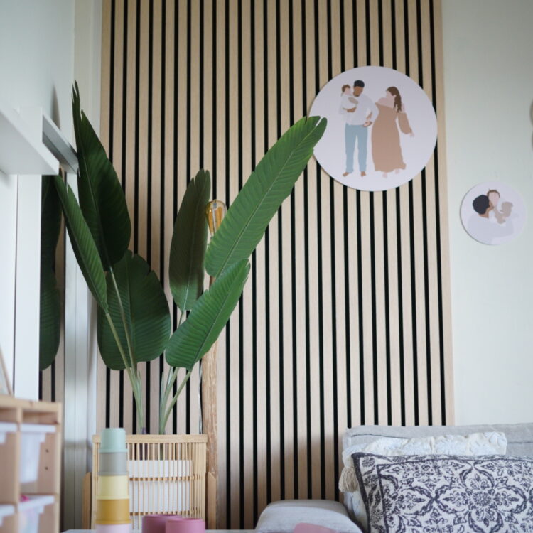 Wandpanelen van Akupanel in de woonkamer achter de bank