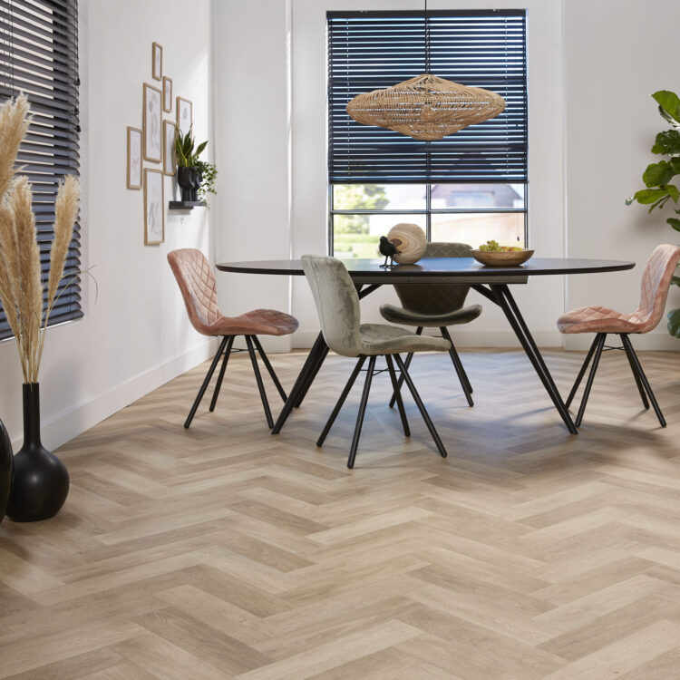 Ambiant Cotap vinyl visgraat houtlook licht eetkamer