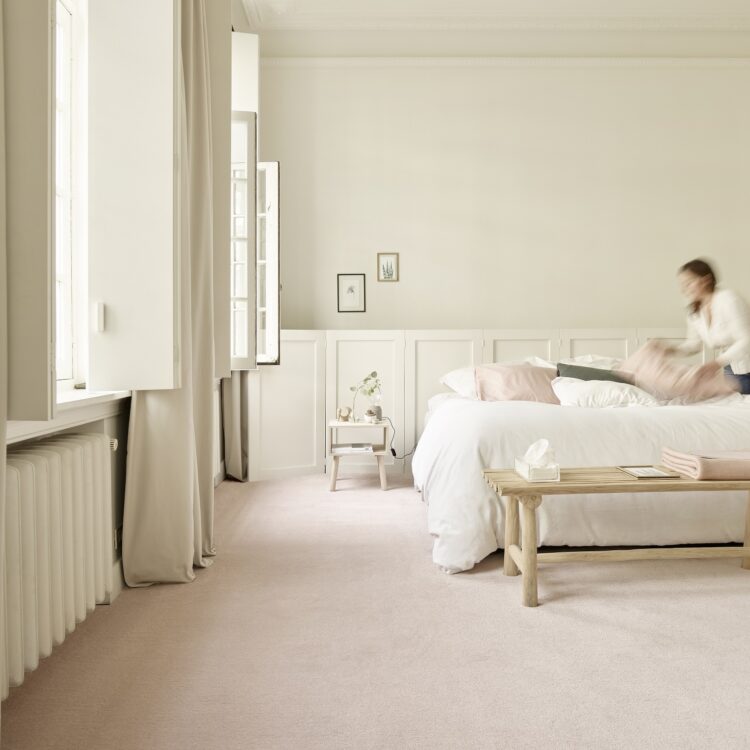 Gezellige slaapkamer met warm superzacht tapijt – vakkundig gelegd voor een vaste prijs