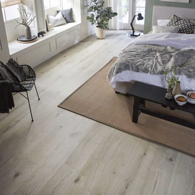 Slaapkamer met tweepersoonsbed en stijlvolle houtlook vinylvloer