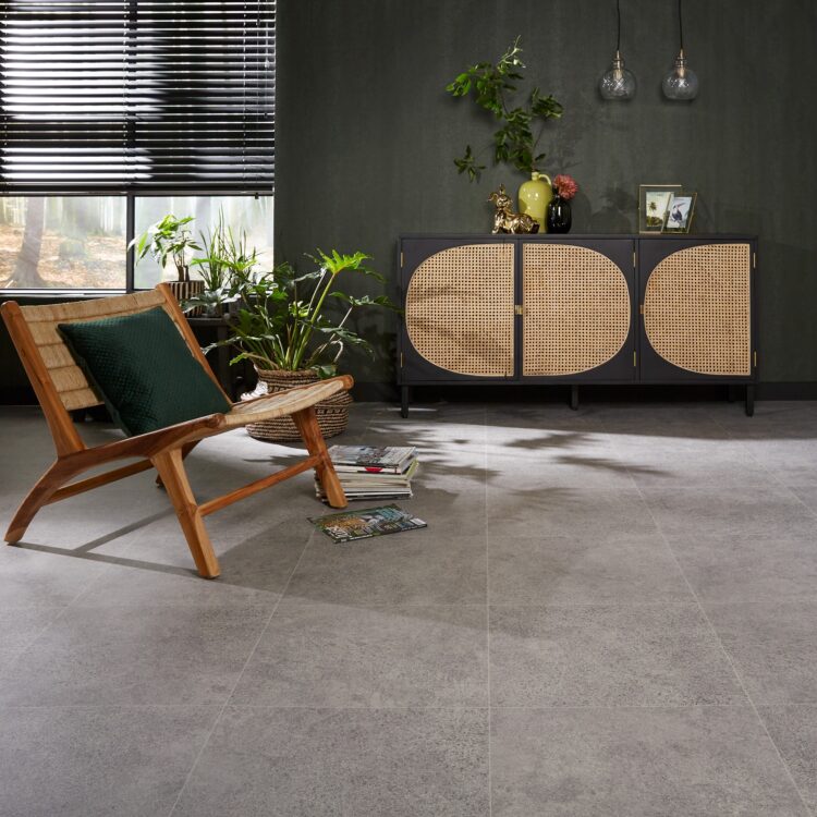 Woonkamer met stenen tegel vinylvloer, donkergrijze raamdecoratie en houten meubelen.