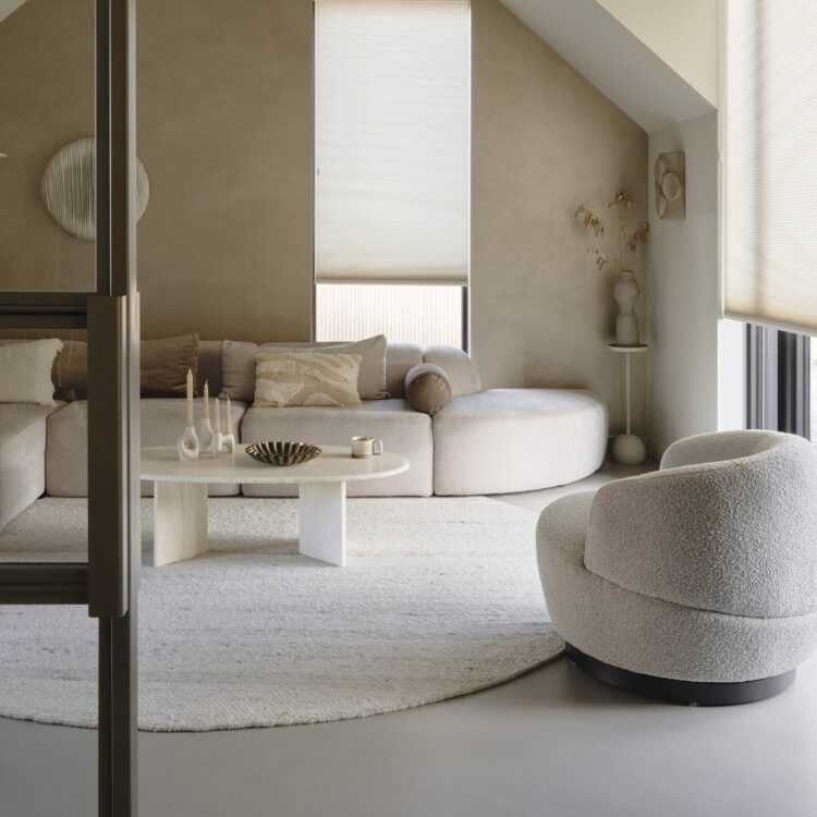 Beige dupligordijnen in japandi woonkamer
